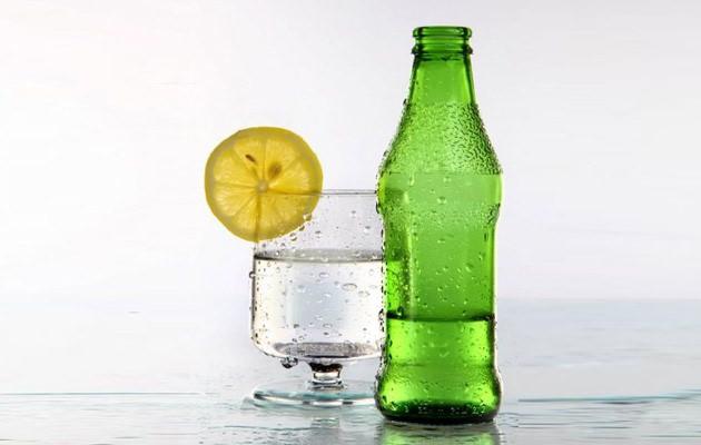 <p><strong>8. Fazla soda tüketmek</strong></p>
<p>Soda ve maden suyu gibi minerallerden zengin sıvıların fazla tüketilmesi tuz yükünü artırır. </p>