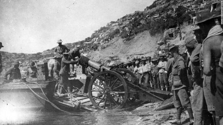 <p><span style="color:#D3D3D3">Parçalar bir taraftan, mahfuz mahallerinden çıkamadık. Bizim yanımızda seri ateşlerin cephanesi ateşlendi. </span></p>
