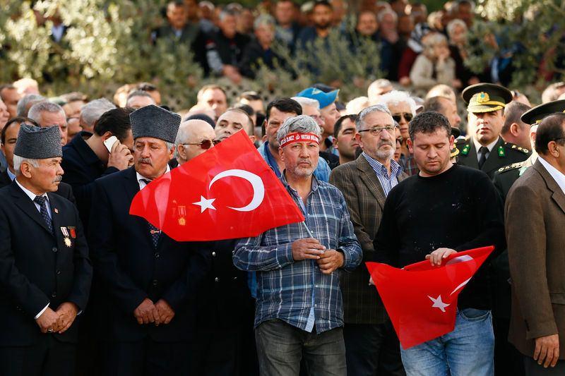 <p>Mardin'in Nusaybin ilçesinde PKK'lı teröristlere yönelik sürdürülen operasyonda şehit düşen Jandarma Uzman Onbaşı Gökhan Bayraktar için Menderes ilçesindeki Görece Camisinde ikindi namazının ardından cenaze töreni düzenlendi. Vatandaşlar cenaze törenine ellerinde Türk Bayrakları ile katılarak şehidi uğurladı.</p>