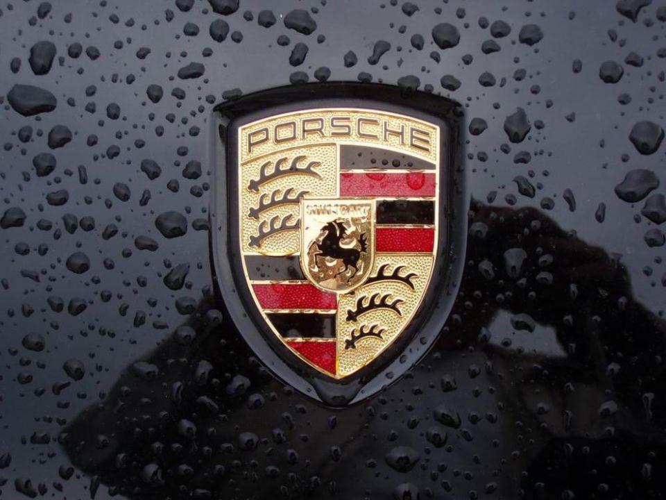 <p><strong>Porsche</strong></p>

<p>Porsche amblemindeki siyah at, Almanya'nın Stuttgart şehrinin armasından. Geyik boynuzu ile kırmızı-siyah çizgiler ise Almanya'nın Württemberg köyünün flamasından alıntı.</p>
