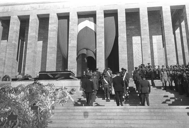 <p>Atatürk'ün naaşı, Anıtkabir'e nakli töreninde mozoleye çıkan merdivenlerde, hitabet kürsüsünde hazırlanan katafalka konulurken görülüyor.</p>
