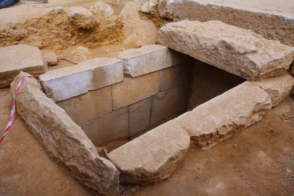 <p>Muğla'nın Milas ilçesinde geçmişi 2 bin 400 yıl öncesine dayanan oda mezar gün yüzüne çıkartıldı. </p>

<p> </p>

<p> </p>

