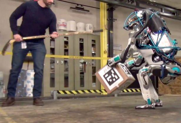 <p><strong>ROBOTU BÖYLE DÖVDÜLER!</strong><br />
Boston Dynamics, dinamik robot ve yazılımların tasarım ve inşasında uzmanlaşmış bir mühendislik şirketidir. Şirket, ABD ordusu için tasarladıkları dünyanın en gelişmiş engebeli arazi robotu olarak tanıtılan BigDog'un üreticisidir.</p>
