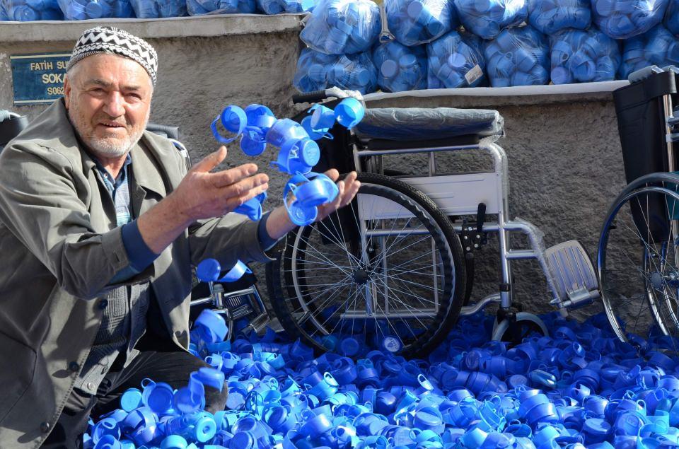 <p>70 yaşındaki Eskişehirli Halit Aydoğan, topladığı mavi kapaklarla engelli vatandaşların mutlu olmasını sağlıyor.</p>
