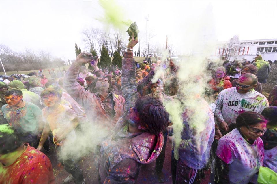 <p>Kentin Lemont b&ouml;lgesindeki Chicago Hindu Tapınağı&rsquo;nda binden fazla kişinin katılımıyla ger&ccedil;ekleşen kutlama renkli g&ouml;r&uuml;nt&uuml;lere sahne oldu.&nbsp;</p>

<p>&nbsp;</p>
