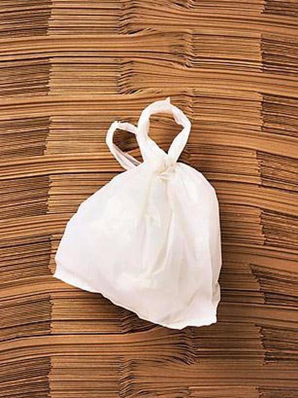 <p>Plastik alışveriş torbaları <br />
<br />
Kâğıt torbalara kıyasla daha kullanışlı ve ucuz kabul edilen plastik torbalar, 1970'lerde kabul görmeye başladı. Milyonlarca ağacı kurtaran torbaların kötü yanları da vardı: Her sene 500 milyon adetten fazlası kullanıldıktan sonra atılan torbalar, gerekli işlemlerden geçirilmeyerek çöp olarak doğada kalıyor. Doğada çözülmesi ise içerdikleri maddelere göre yüz yıldan fazla sürebiliyor.</p>
