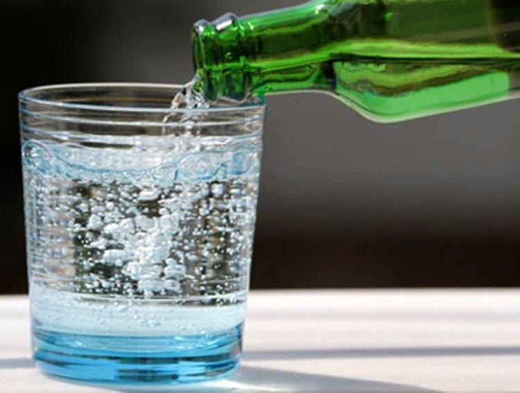 <p><strong>Su - Maden Suyu:</strong> Emzirme döneminde olan anne, sütünü artırmak için 2,5-3 litre su içmelidir. </p>