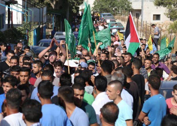 <p>Hayatını kaybeden Taha i&ccedil;in Kud&uuml;s'&uuml;n kuzey batısındaki yer alan Katna beldesinde cenaze t&ouml;reni d&uuml;zenlendi. cenaze t&ouml;renine &ccedil;ok sayıda kişi katıldı.</p>
