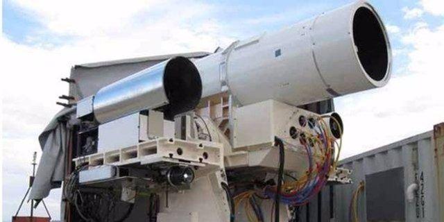 <p>Proje sonunda 2 lazer silahı geliştirilecek. Projeden alınacak sonuçlara göre TSK’nın ihtiyaçlarına uygun olarak seri üretime geçilmesi mümkün olacak. Geliştirilecek silahın hava, kara ve denizdeki tehdit unsuru olan hedefleri algılayıp etkisiz hale getirmesi amaçlanıyor. Silahta kullanılacak lazer kaynağı da tamamen milli olacak.</p>
<p> </p>