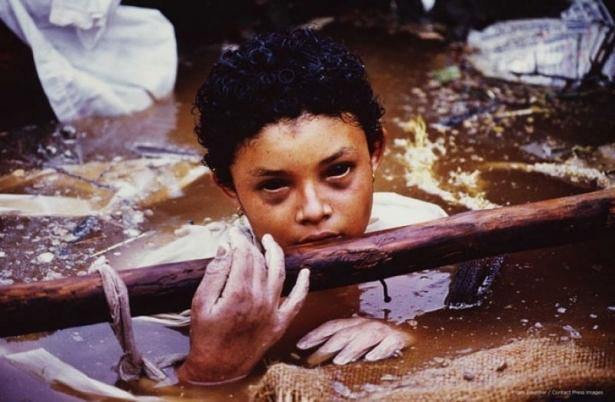 <p><strong>1985 yılında Kolombiya’daki Navado del Ruiz volkan patlaması sonucu Armero kenti yok oldu. Küçük Omayra Sanchez üç gün boyunca çamur içerisinde, cesetler arasında mahsur kaldı Franck Fournier’in fotoğrafını çektiği küçük kız ne yazık ki kurtarılamadı.</strong></p>
