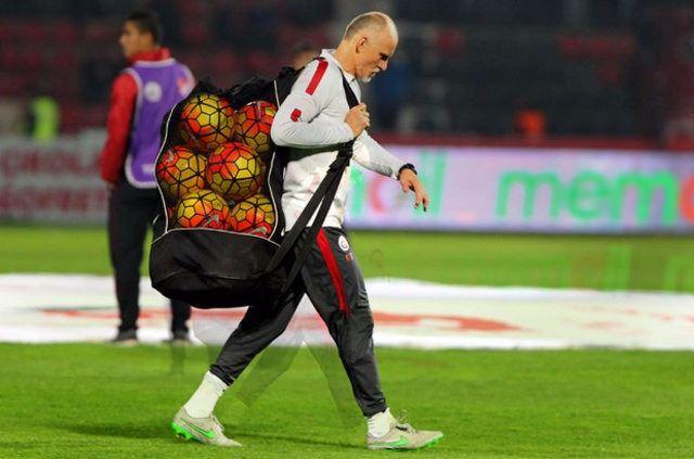 <p><strong>TAFFAREL TEKLİFİ KABUL ETMEDİ</strong><br />
Mustafa Denizli’nin ani istifa kararı sonrasında 2 gündür Stefano Marrone ve Clauido Taffarel yönetiminde çalışmalarını sürdüren Galatasaray, Brezilyalı kaleci antrenörüne hocalık teklifi götürdü.</p>