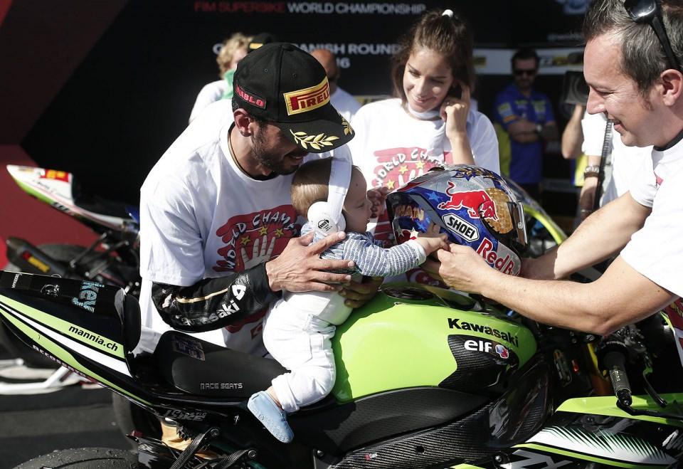 <p><strong>Kenan Sofuoğlu’nun zaferi</strong><br />
<br />
Dünya Supersport Şampiyonası'nın 11. ayağı İspanya'nın Jerez kentinde yapıldı. Yarışta, Milli motosikletçi Kenan Sofuoğlu sezonun bitimine bir yarış kala şampiyonluğunu ilan etti. Yarışın ardından Sofuğlu, sevincini oğlu Mahir ve eşi Julia Looman ile paylaştı.<br />
<br />
<strong>Burak Akbulut</strong></p>
<p> </p>