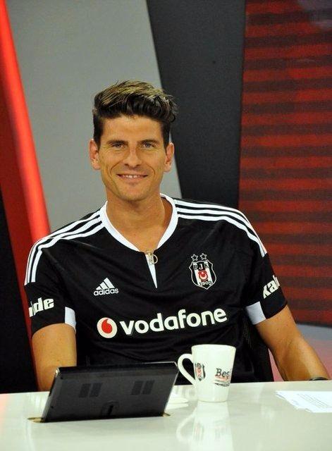 <p>Şenol Güneş'in daha Almanya kampında, "Uzun boylu, hava hakimiyeti olan, sırtı dönük oynayabilen ve top tutabilen santrafor alacağız" diyerek adeta tarif ettiği Mario Gomez, takımdaki dört santrforun içinde yeri garanti olan tek isim.</p>
<p> </p>