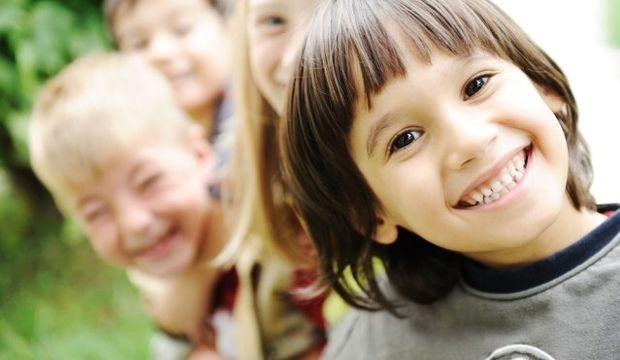 <p><strong>Pozitif ve sağlı iletişim kurabilen çocukların aynı zamanda mutlu ve neşeli olduğunu vurgulayan uzmanlar, mutlu çocukların sırrını açıkladı. <br />
<br />
 İşte mutlu çocukların 10 sırrı</strong></p>
