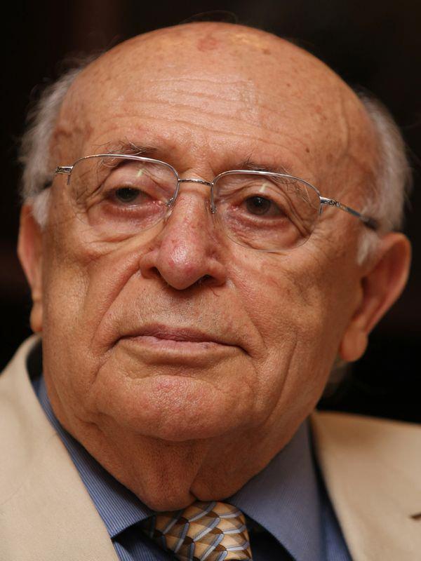 <p><strong>Yeşim Salkım</strong><br />
Hepimizin hayatının bir dönemine damga vuran bir siyasetçiyi kaybettik Allah rahmet eylesin</p>
