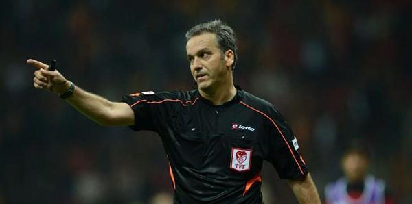 <p>EN SEVDİĞİN HAKEM</p>
<p><strong>Bursaspor maçının da gözlemcisiydi kendisi. Saha içinde futbolculara davranışı ve yaklaşımıyla Türkiye'de en sevdiğim hakem Kamil Abitoğlu’dur.</strong></p>