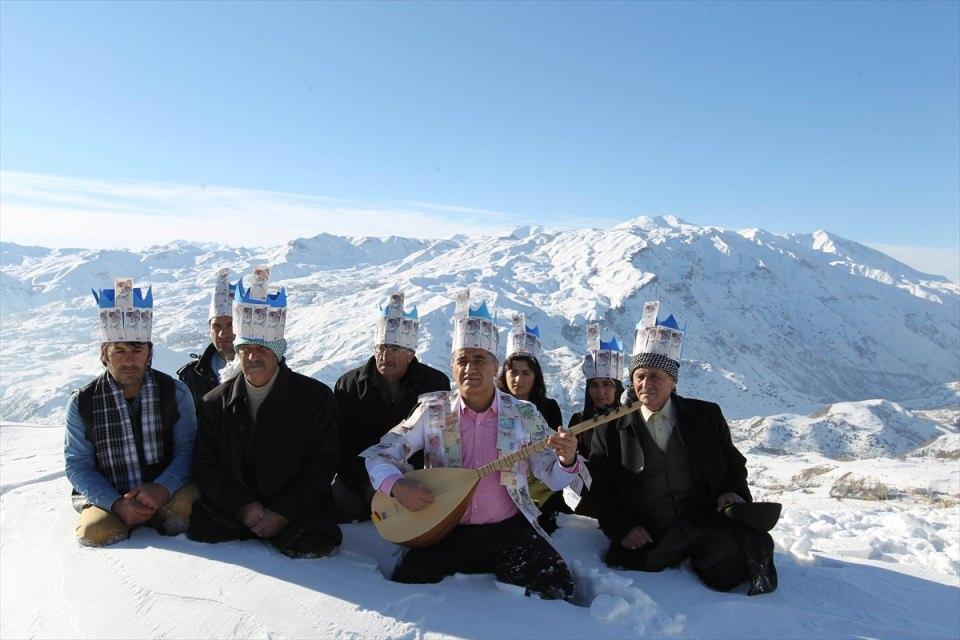 <p>Aydın, "Bir düğünde bahşiş olarak kazandığım dolarları Cumhurbaşkanımızın kampanyasına destek olsun diye Zap Suyu'na havale ediyorum çünkü Zap Suyu nice canları alıp geri vermedi. Aldığı canları çok uzağa götürüyor, doları da bugün Zap Suyu'na havale edeceğim. Bir daha geri gelmesin." dedi.</p>
