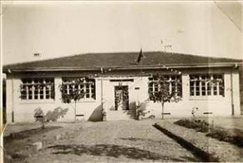 <p>CUMARTESİ EĞİTİM-ÖĞRETİM: İlk ve ortaokullar, 1974 yılına kadar Cumartesi günleri de öğrenime devam ettiler. Cumartesileri diğer günler gibi tam değil yarım gün kabul edilirdi. Bu yüzden öğretim iki saatti. İlk ders 1 saat sürer, sonra on dakika teneffüs olur, ardından da 40 dakikalık ikinci ders yapılır ve bahçede hep bir ağızdan İstiklal Marşı okunduktan sonra birbuçuk günlük hafta sonu tatiline girilirdi. Bu uygulama 1974-75 öğretim yılından itibaren kaldırılarak, Cumartesi günü tam gün tatil kabul edildi.</p>