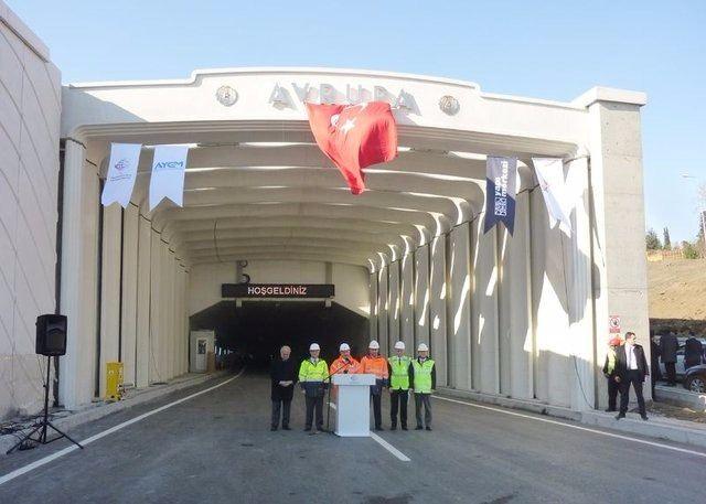 <p>AA muhabirinin derlediği bilgiye göre, Marmaray'ın kardeşi niteliğinde olan metro hattından sonra lastik tekerlekli araçlar için iki katlı inşa edilen tünel projesi için ihale, 12 Haziran 2007'de Ulaştırma, Denizcilik ve Haberleşme Bakanlığı Altyapı Yatırımları Genel Müdürlüğünce yapıldı. Kazlıçeşme ile Göztepe arasındaki seyahat süresini önemli ölçüde azaltacak Avrasya Tüneli Projesi, boğazı geçen mevcut iki köprüyle bağlantılı olarak planlandı.</p>
<p> </p>