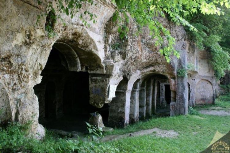 <p>Kırklareli<br />
<br />
Nüfusu: 351 684  <br />
Toplam otomobil sayısı: 58 126<br />
​Kaç kişiye bir otomobil düşüyor: 6,1</p>
