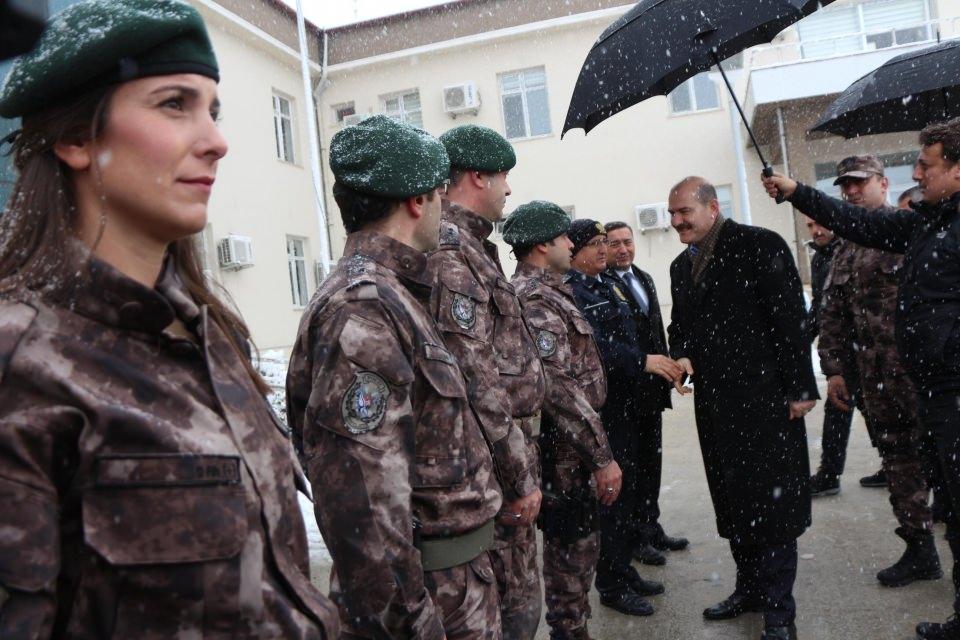 <p><strong>'TERÖRÜ ELBİRLİĞİYLE BU COĞRAFYADAN ÇIKARACAĞIZ'</strong></p>
<p> </p>
<p>Terörü bu coğrafyanın kaderi olmaktan el birliğiyle çıkarılacağını dile getiren Bakan Soylu, bu konuda hazırlık yapıldığına dikkat çekerek şöyle konuştu:</p>