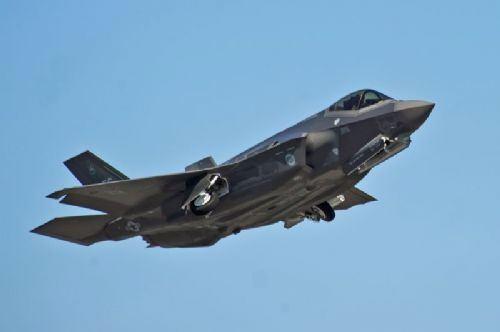 <p>Bombalar:MK-84, MK-83, MK-82 Genel maksat bombaları, CBU-100 küme bombasi, Paveway serisi lazer güdümlü bombalar, GBU-39 SDB küçük çap bombalar, JDAM serisi, B61 Nükleer bomba, AGM-154 JSOW </p>

<p> </p>
