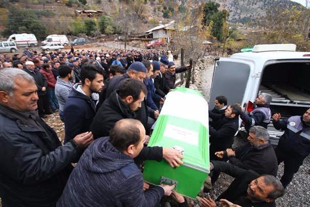 <p><strong>BAKAN ÇELİK: MİNİKLERİMİZ CENNETE GİTTİ</strong></p>

<p>Cenaze töreninde bir ara gözyaşlarını tutamayan Bakan Ömer Çelik, tabutlara da omuz verdi. Defin işlemleri sırasında da ağlayan yakınlarını da teselli eden Çelik, "Onlar bizim minik yavrularımız, meleklerimiz cennete gitti, dua edelim" dedi. Yakınlarının gözyaşlarına boğulduğu tören ardından Köprüçük Mahallesi mezarlığında toprağa verildi. Diğer 3 cenaze  Kışlak, biri de Karahan mahallerinde toprağa verildi.</p>

