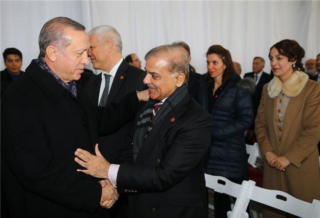 <p>Cumhurbaşkanı Erdoğan, törene katılan Pakistan Pencap Eyaleti Başbakanı Şahbaz Şerif ile selamlaştı.</p>
