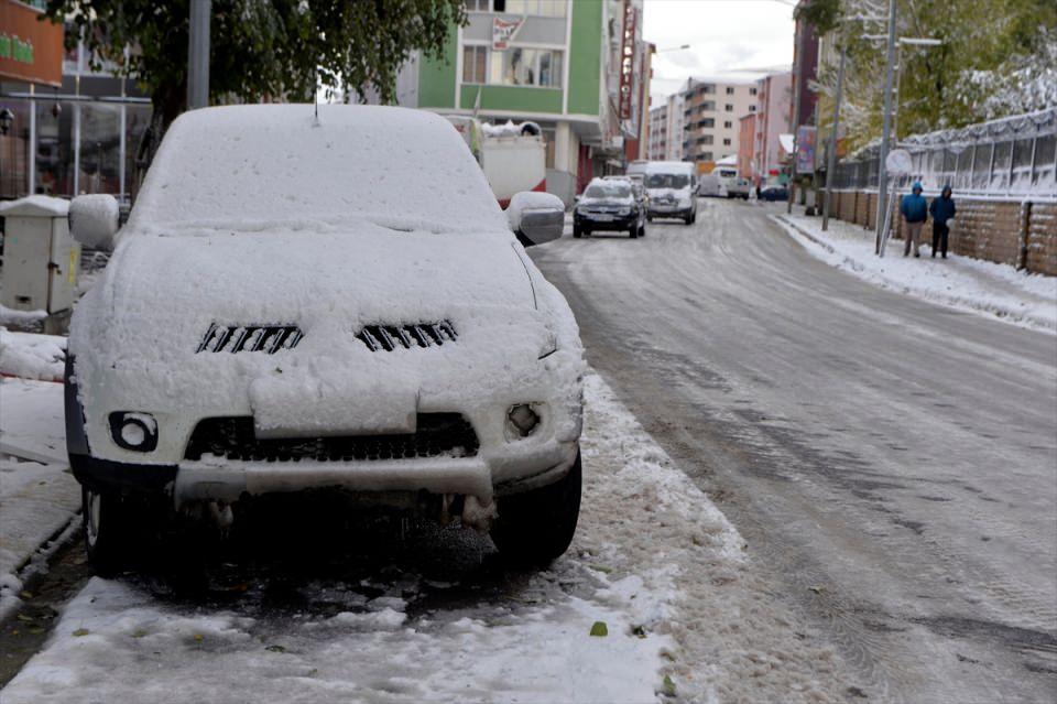 <p><strong>Ağaç dalları kırıldı</strong></p>
<p>Yoğun kar yağışı kent merkezinde çok sayıda ağaca zarar verdi. </p>