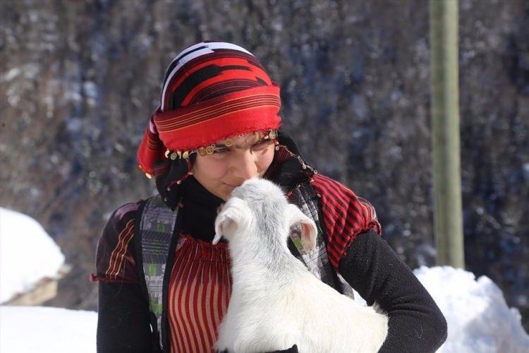 <p>11 yaşındaki <strong>HamdüSena Bilgin,</strong> 10 Mart cumartesi günü yapılacak toplantıya <strong>Türkiye Damızlık Koyun Keçi Yetiştiricileri Genel Başkanlığı’nın davetlisi </strong>olarak gidecek.</p>