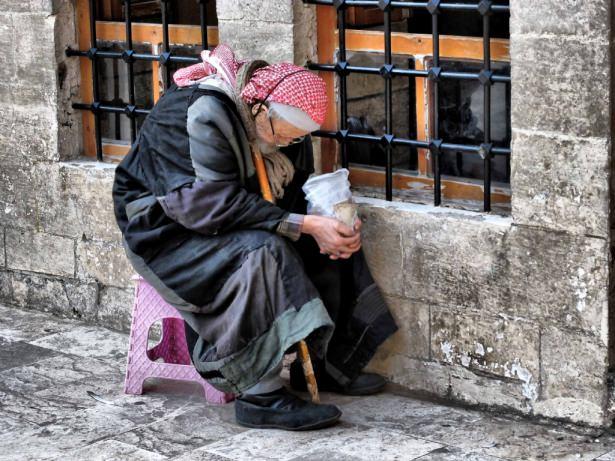 <p>Muhtacın, fakirin duasını almaya sebep olur.</p>
