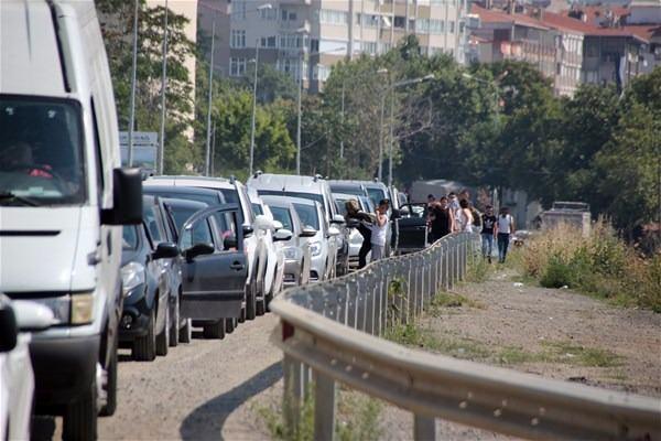 <p> Feribotları kullanarak araçlarıyla Bandırma ile Avşa ve Marmara adalarına geçmek isteyen tatilciler yol kenarlarında sıranın kendilerine gelmesini bekledi. </p>
<p> </p>