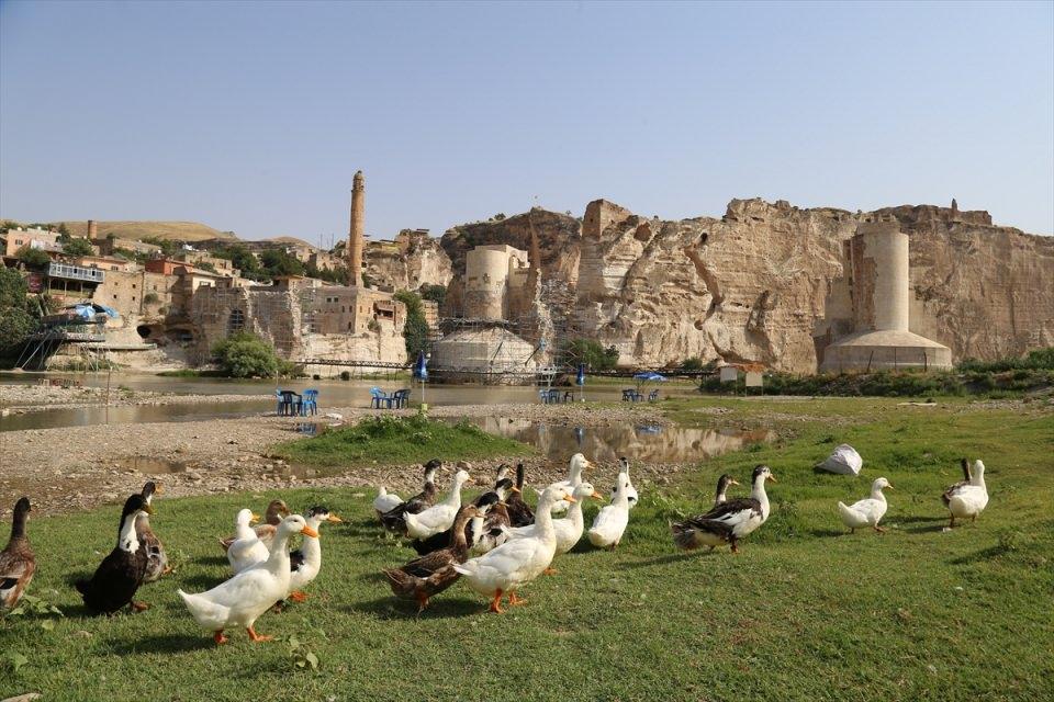 <p>Hasankeyf Kaymakamı Faruk Bülent Baygüven AA muhabirine, Ilısu Barajı HES Projesi Kültürel Varlıkları Koruma Kurtarma Çalışmalarını su altı ve su üstü eserler olarak ikiye ayırdıklarını söyledi. </p>
<p> </p>
