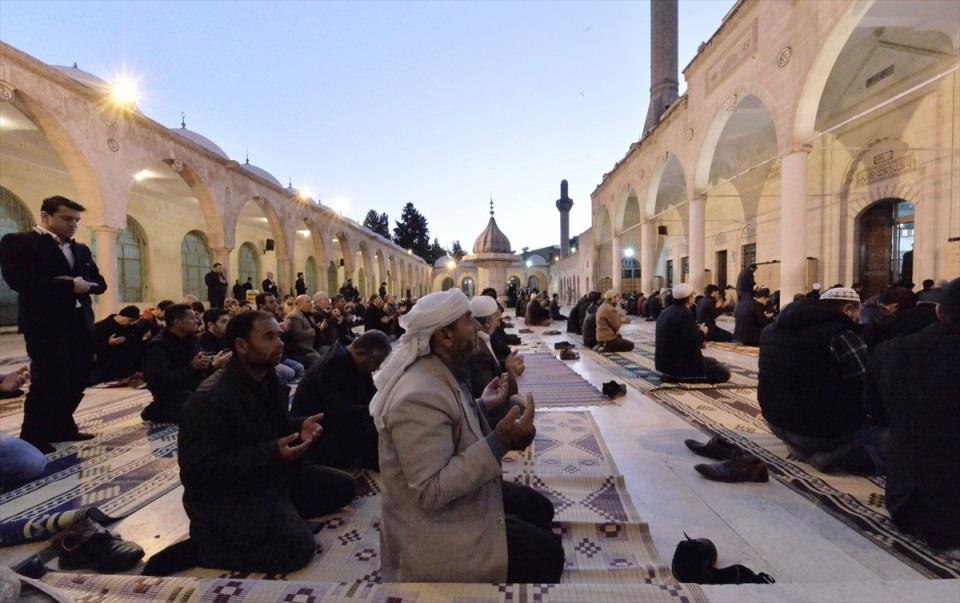 <p>Daha sonra namaz da kıldıran Görmez, salavat ve tesbihatın ardından cemaate hitap etti.Vaazda sabah namazının önemine dikkati çeken Görmez, "Sevgili peygamber efendimiz, 'Her kim fecir vakti rahmana secde eder sabah namazını hakkıyla eda ederse o Allah'ın zimmetindedir' buyurmuştur. Cenabı Hak bizleri zimmetine kabul eylesin. Sevgili gençler kendinizi hayatınız boyunca bu nimetten mahrum bırakmayın. Kendimizi günde 5 defa Rabbimizle konuşmaktan, Rabbimizle sohbet etmekten sakın mahrum bırakmayalım" dedi.</p>