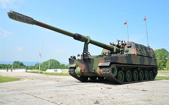 <p>Kaynaklı imalatı tamamlanan gövde ve kule radyografik muayeneye tutulmasının ardından alt sistem montajları tamamlanıyor ve Mühimmat Transfer Sisteminin monte edilmesiyle montajı tamamlanıyor.</p>