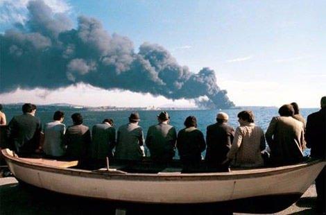 <p>Fotoğrafta İstanbulluların 1979 yılında Haydarpaşa önlerinde Yunan Bandıralı gemiyle çarpışan Independenta tankerinin yanışını seyretmesi görülüyor...</p>

<ul>
</ul>
