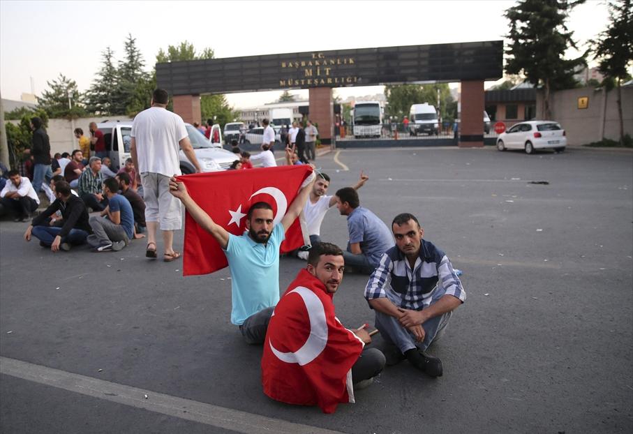 <p>Darbe girişiminde hainlerin hava saldırısına uğrayan yerlerden biri de Milli İstihbarat Teşkilatı (MİT) idi.</p>