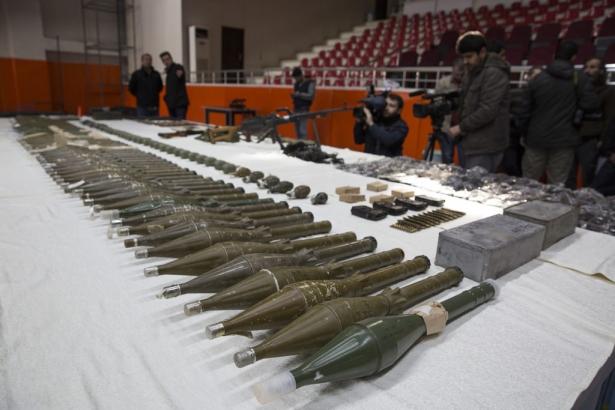 <p>1'i kanas olmak üzere 3 uzun namlulu silah, 36 el bombası, 89 roketatar mühimmatı, 90 roketatar sevk motoru,</p>

<p> </p>
