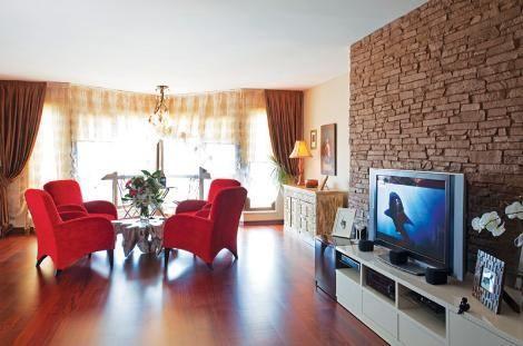 <p>Oyuncu Ebru Cündübeyoğlu renkli kişiliğini evine de yansıtmış. </p>
