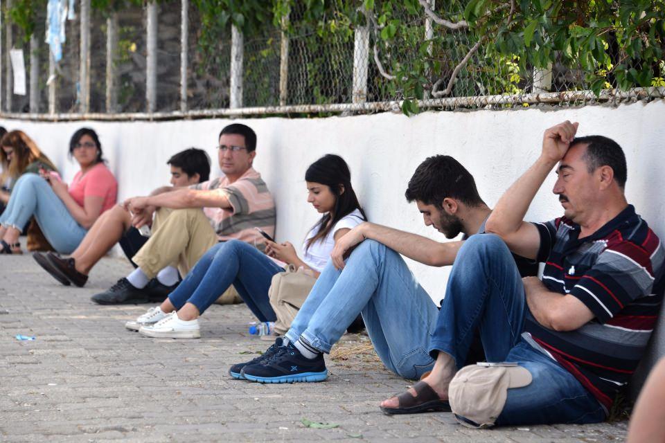 <p>Adana'da Lisans Yerleştirme Sınavı'nın (LYS) sosyal bilimler oturumuna katılmak isteyen bazı öğrenciler, son anda içeriye girebilirken 15 dakika kuralına takılanlar ise sınav salonuna alınmadı.</p>
<p> </p>