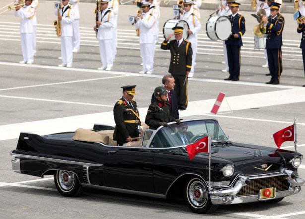 <p>Celal Bayar'ın cumhurbaşkanlığı döneminde ABD'den alınan araç, 1969 yılına kadar Köşk'te cumhurbaşkanlarının makam aracı olarak kullanıldı. </p>
