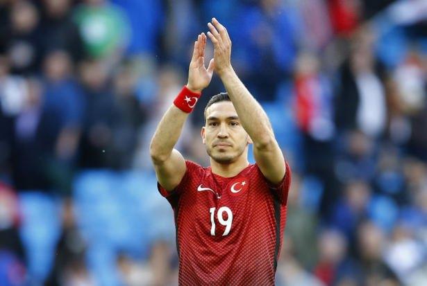 <p>Cenk Tosun ve Burak Yılmaz'ı Fransa'ya götürecek olan Terim'in Mevlüt Erdinç'i 23 kişilik kadronun dışında bırakması bekleniyor.</p>