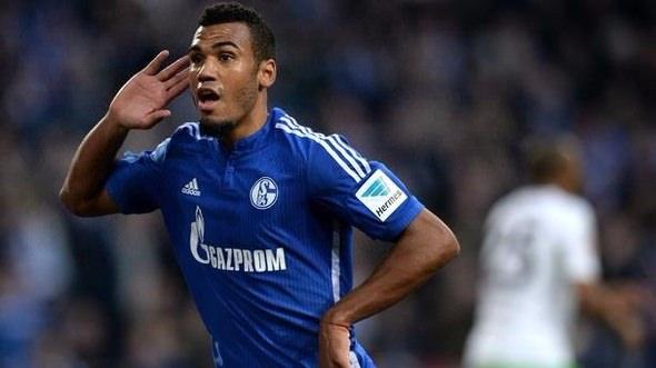 <p><strong>ERIC MAXIM CHOUPO-MOTING - FAKS MAKİNESİ BOZULDU </strong></p>

<p> </p>

<p>Hamburg'ta forma giyen Mouting, 2011 yılında Köln'den bir teklif aldı ve çabucak kabul etti. Transferin son günüydü ve işlemler için acele edilmesi gerekiyordu. Hamburg kulüp ofisinden Almanya Futbol Federasyonu'na gerekli evrak faks çekilince işlem tamamlanacaktı. Ancak, faks makinesi bozuldu. 13 dakika geç gitti evrak ve transfer iptal oldu.</p>
