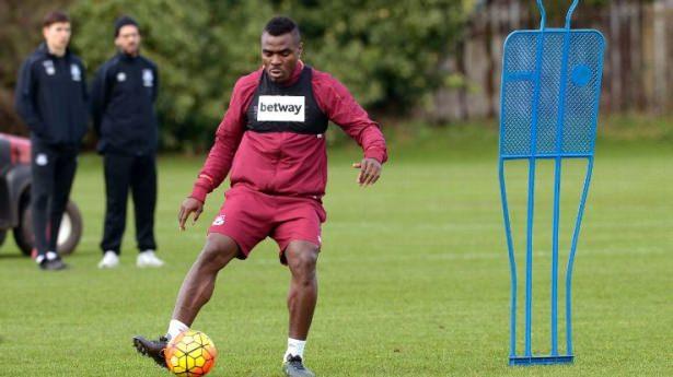 <p><strong>Katarlılar'dan F.Bahçe'yi şok eden haber</strong></p>
<p>F.Bahçe'nin Emmanuel Emenike'yi Katar'ın El Jaish ekibine kiralaması konuşuluyordu.</p>
<p><strong>'Emenike'yi istemiyoruz'</strong></p>
<p>Ancak El Jaish yöneticisi İsmail Ahmad "Kulübümüzün Emenike'yi istediği doğru değil. Ona bir transfer teklifi götürmeyi düşünmüyoruz" açıklaması yaptı. Emenike geçen sezonu Al Ain ve West Ham'da kiralık geçirmişti.</p>