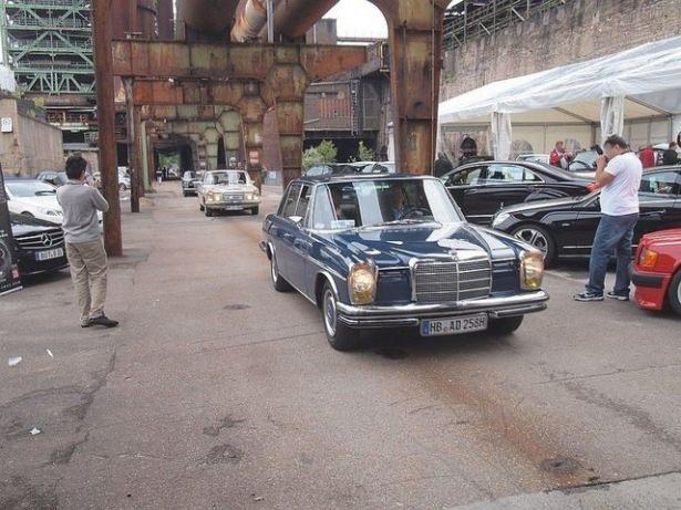 <p>Mercedes severler Almanya'nın Hattingen kentinde buluştu. Mercedes kulübü tarafından her sene düzenlenen etkinlik kapsamında Mercedes klasikleri ve son model Mercedes'ler bir araya geldi. İşte o otomobiller....</p>
<p> </p>