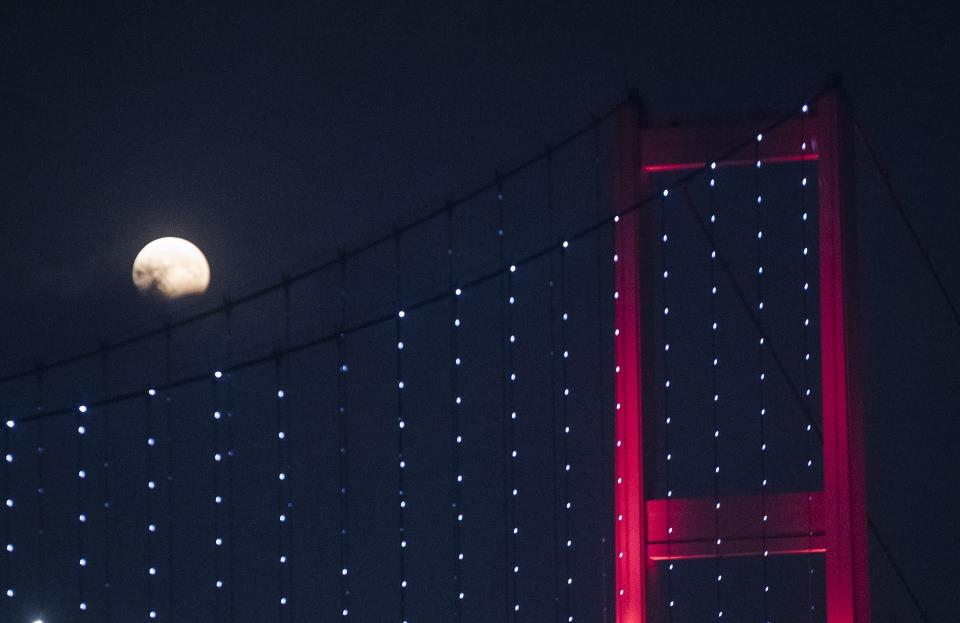 <p>Ayın bakır renginde göründüğü "Parçalı ay tutulması" gerçekleşti. Astronomi meraklılarının bekledikleri tutulma, İstanbul'da da gözlendi. </p>