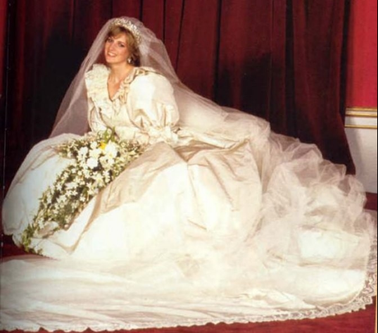 <p><strong>1.Prenses Diana</strong></p>

<p>Prens Charles'la 20 Temmuz 1981'le görkemli bir düğünle evlenen Prenses Diana'nın gelinliği David ve Elizabeth Emanuel tarafından tasarlandı. </p>
