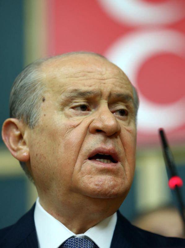 <p>Devlet Bahçeli</p>
<p>1 Ocak 1948<br />
<br />
69 yaşında.</p>