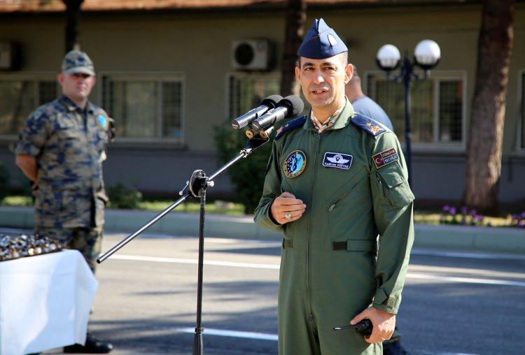 <p>Terörle mücadelede önemli bir yere sahip olan Diyarbakır 8. Ana Jet Üs Komutanlığında Kurban Bayramı dolayısıyla düzenlenen törende komuta kademesi ile askerler bayramlaştı. </p>