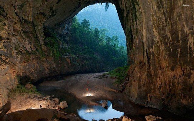 <p><strong>Son Doong Mağarası, Vietnam</strong><br />
Esrarengiz bir dev mağaradır ve ilk defa 1991 yılında Vietnam’ın balta girmemiş bir ormanın içerisinde bir yerli tarafından keşfedilmiştir.</p>
